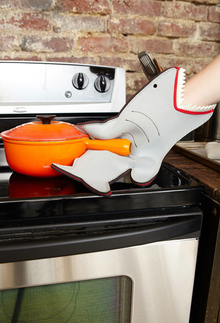 TB-Shark-Oven-Mitt